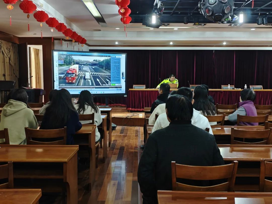 Dongbang ရဲအသွားအလာရဲတပ်ဖွဲ့ဝင်များသည်ယာဉ်ထိန်းလုံခြုံမှုကိုမြှင့်တင်ရန်စက်ရုံသို့ရောက်လာသည်